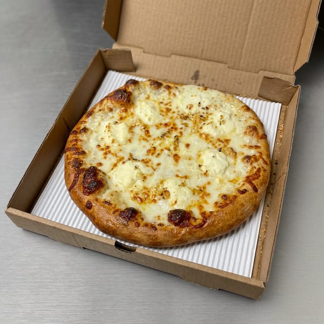 14in LARGE WHITE SPECIALTY PIZZA.