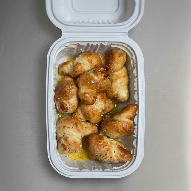 GARLIC KNOTTS.